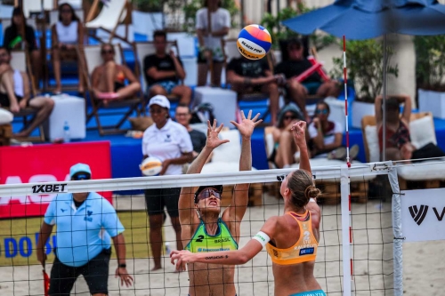 FOTO: Volleyball World. Paulikiene/Raupelyte (LTU) vs. Andressa/Taina (BRA)