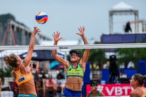 FOTO: Volleyball World. Paulikiene/Raupelyte (LTU) vs. Andressa/Taina (BRA)