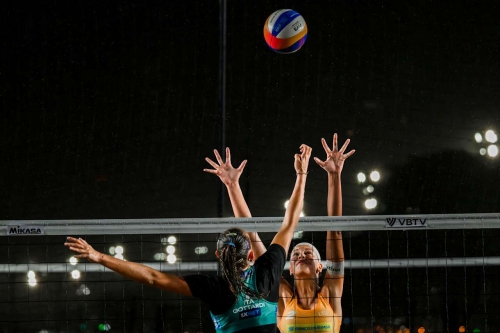 FOTO: Volleyball World. Paulikiene/Raupelyte (LTU) vs. Gottardi/Orsi Toth, R. (ITA)