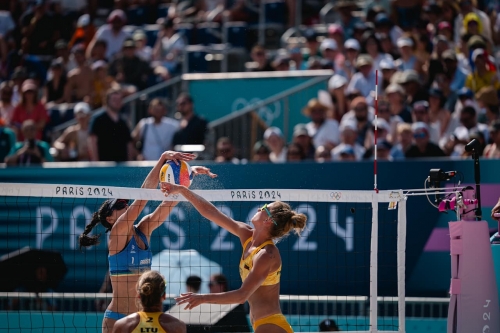 FOTO: Volleyball World. Paulikiene/Raupelyte (LTU) vs Carol/Barbara (BRA)