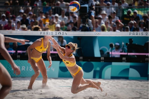 FOTO: Volleyball World. Paulikiene/Raupelyte (LTU) vs Carol/Barbara (BRA)