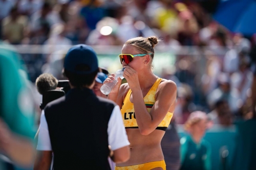 FOTO: Volleyball World. Paulikiene/Raupelyte (LTU) vs Carol/Barbara (BRA)