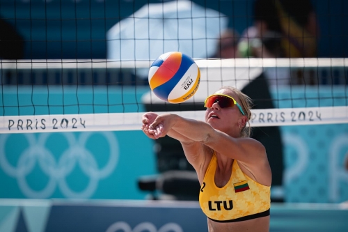 FOTO: Volleyball World. Paulikiene/Raupelyte (LTU) vs Carol/Barbara (BRA)