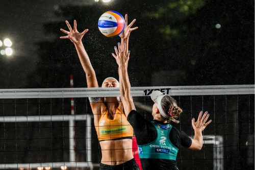 FOTO: Volleyball World. Paulikiene/Raupelyte (LTU) vs. Gottardi/Orsi Toth, R. (ITA)