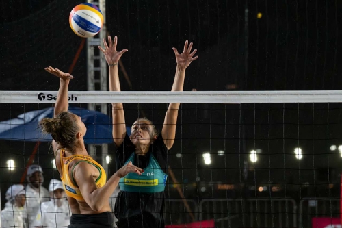 FOTO: Volleyball World. Paulikiene/Raupelyte (LTU) vs. Gottardi/Orsi Toth, R. (ITA)