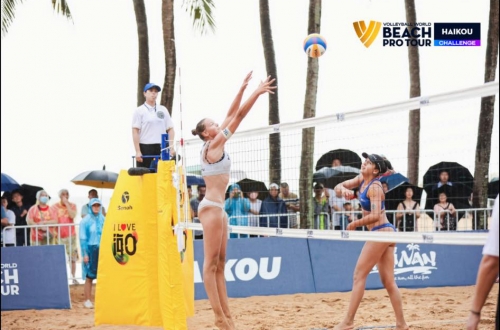 FOTO: Volleyball World. Taina/Victoria (BRA) vs Paulikiene/Raupelyte (LTU)
