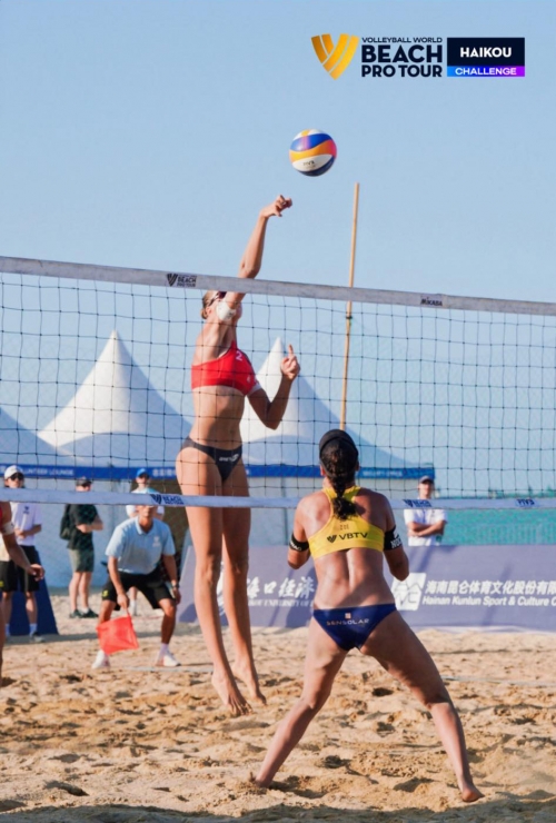FOTO: Volleyball World. 	Esmee/Zoe (SUI) vs Paulikiene/Raupelyte (LTU)