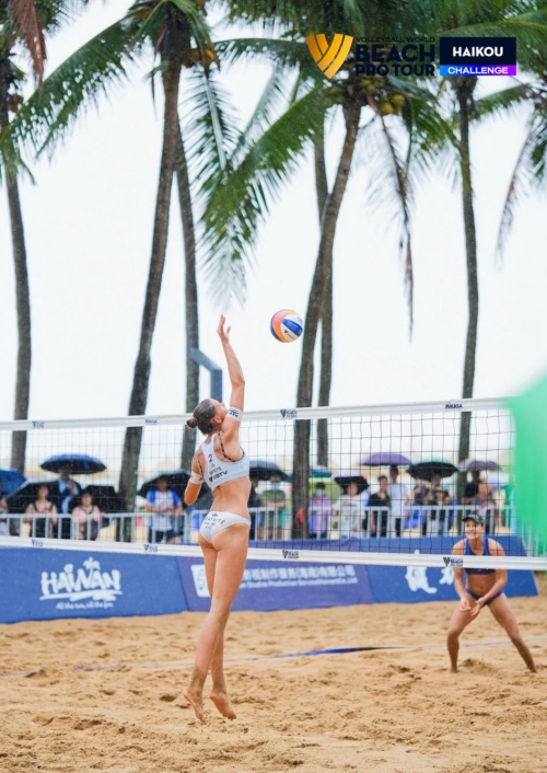 FOTO: Volleyball World. Taina/Victoria (BRA) vs Paulikiene/Raupelyte (LTU)