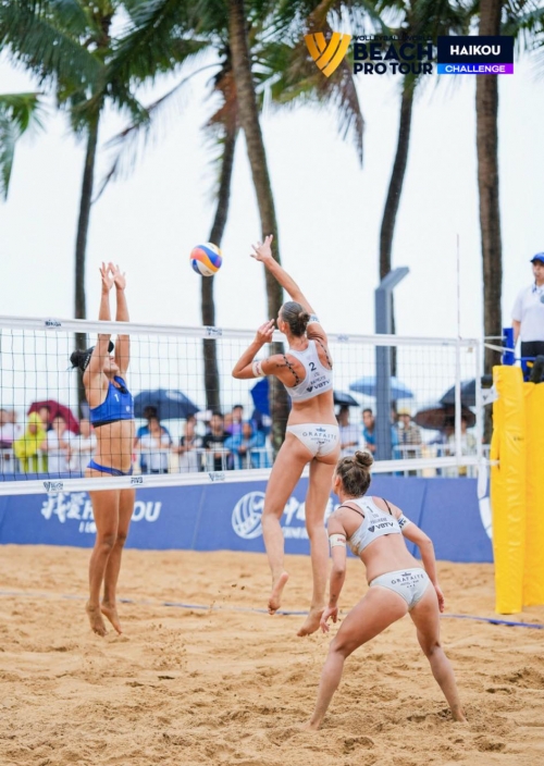 FOTO: Volleyball World. Taina/Victoria (BRA) vs Paulikiene/Raupelyte (LTU)