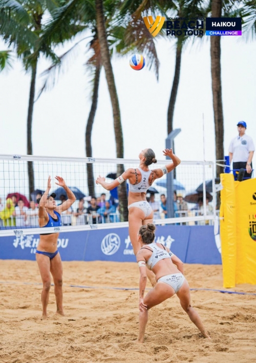 FOTO: Volleyball World. Taina/Victoria (BRA) vs Paulikiene/Raupelyte (LTU)
