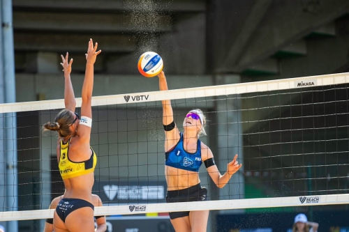 FOTO: Volleyball World. Paulikiene/Raupelyte (LTU) vs Placette/Richard (FRA)
