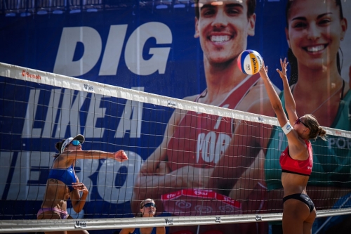 FOTO: Volleyball World. Paulikiene/Raupelyte (LTU) vs Kraft/Stockman (USA)