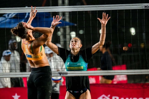 FOTO: Volleyball World. Paulikiene/Raupelyte (LTU) vs. Gottardi/Orsi Toth, R. (ITA)