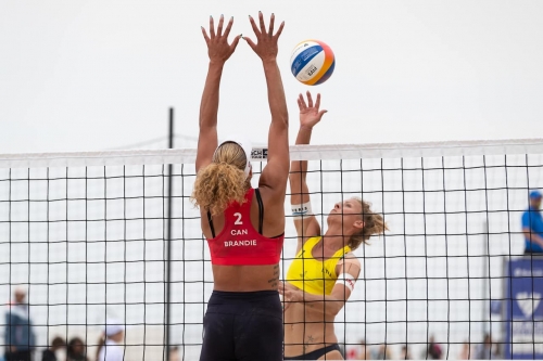 FOTO: Volleyball World. Paulikiene/Raupelyte (LTU) vs Melissa/Brandie (CAN)