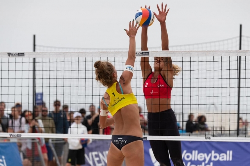 FOTO: Volleyball World. Paulikiene/Raupelyte (LTU) vs Melissa/Brandie (CAN)