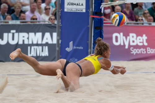 FOTO: Volleyball World. Paulikiene/Raupelyte (LTU) vs Melissa/Brandie (CAN)