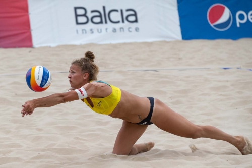 FOTO: Volleyball World. Paulikiene/Raupelyte (LTU) vs Melissa/Brandie (CAN)