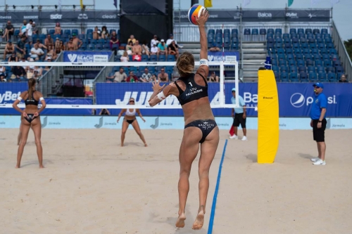 FOTO: Volleyball World. Namike/Brailko (LAT) vs Paulikiene/Raupelyte (LTU)
