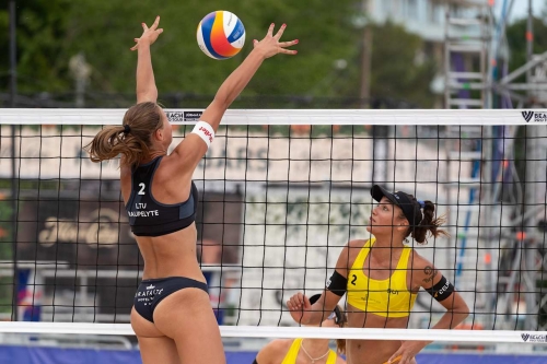 FOTO: Volleyball World. Esmee/Zoe (SUI) vs Paulikiene/Raupelyte (LTU)