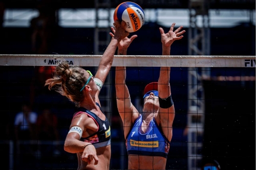 FOTO: Volleyball World. Paulikiene/Raupelyte (LTU) vs. Agatha/Rebecca (BRA)