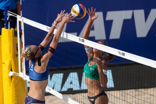 FOTO: Volleyball World. Davidova/Baieva (UKR) vs Paulikiene/Raupelyte (LTU)