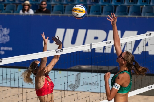 FOTO: Volleyball World. Martini Adamsone/Krūklite (LAT) vs Paulikiene/Raupelyte (LTU)