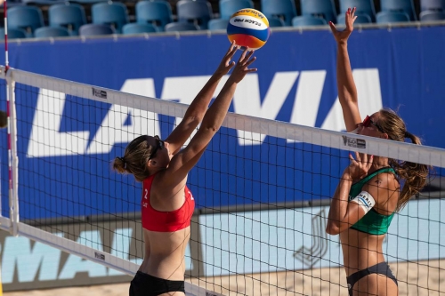 FOTO: Volleyball World. Martini Adamsone/Krūklite (LAT) vs Paulikiene/Raupelyte (LTU)