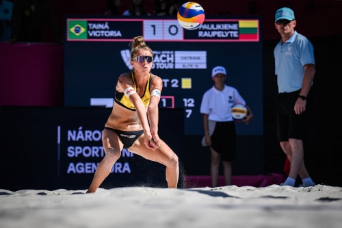 FOTO: Volleyball World. Paulikiene/Raupelyte (LTU) vs Taina/Victoria (BRA)