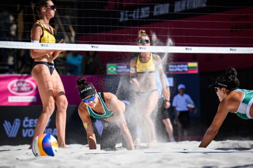 FOTO: Volleyball World. Paulikiene/Raupelyte (LTU) vs Taina/Victoria (BRA)
