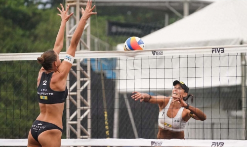 FOTO: Volleyball World. Paulikiene/Raupelyte (LTU) vs Liliana/Paula (ESP)