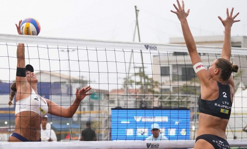 FOTO: Volleyball World. Paulikiene/Raupelyte (LTU) vs Liliana/Paula (ESP)
