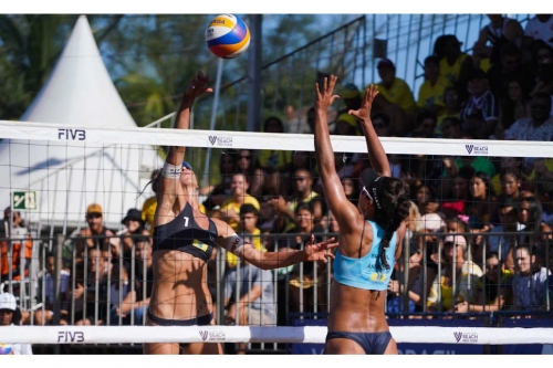 FOTO: Volleyball World. Paulikiene/Raupelyte (LTU) vs Andressa/Vitoria (BRA)