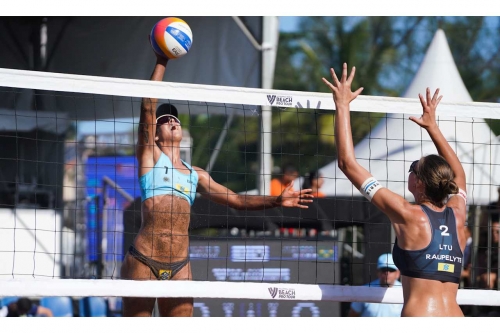 FOTO: Volleyball World. Paulikiene/Raupelyte (LTU) vs Andressa/Vitoria (BRA)