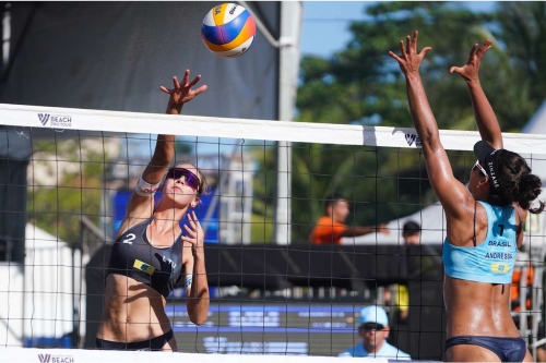 FOTO: Volleyball World. Paulikiene/Raupelyte (LTU) vs Andressa/Vitoria (BRA)
