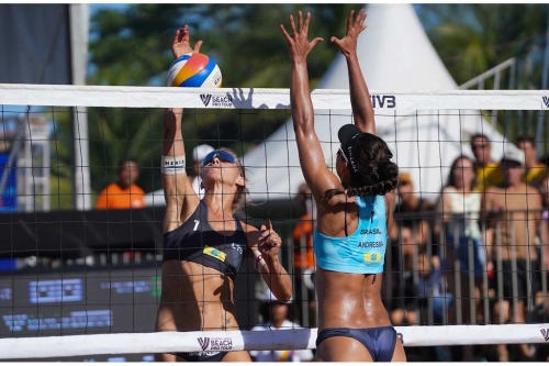 FOTO: Volleyball World. Paulikiene/Raupelyte (LTU) vs Andressa/Vitoria (BRA)