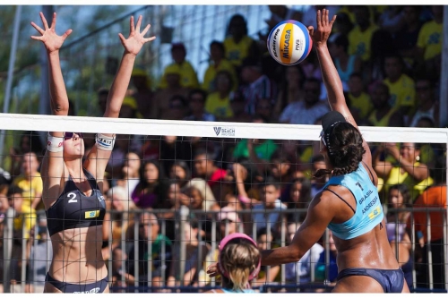 FOTO: Volleyball World. Paulikiene/Raupelyte (LTU) vs Andressa/Vitoria (BRA)