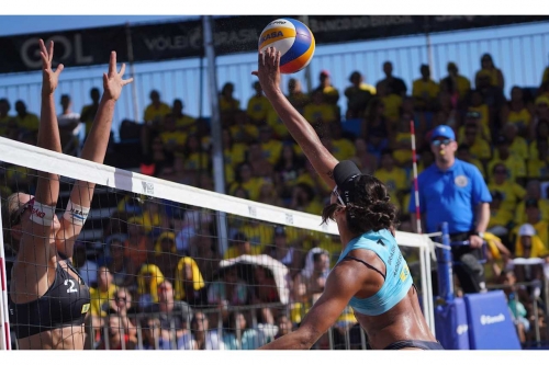 FOTO: Volleyball World. Paulikiene/Raupelyte (LTU) vs Andressa/Vitoria (BRA)