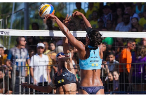 FOTO: Volleyball World. Paulikiene/Raupelyte (LTU) vs Andressa/Vitoria (BRA)