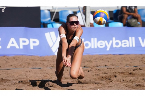 FOTO: Volleyball World. Paulikiene/Raupelyte (LTU) vs Andressa/Vitoria (BRA)
