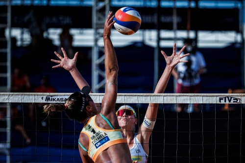 FOTO: Volleyball World. Paulikiene/Raupelyte (LTU) vs. Thamela/Victoria (BRA)