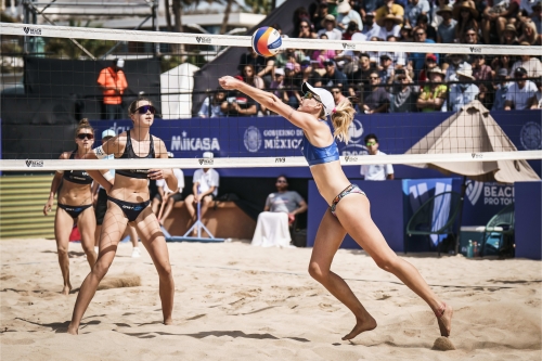 FOTO: Volleyball World. Nuss/Kloth (USA) vs Paulikiene/Raupelyte (LTU)