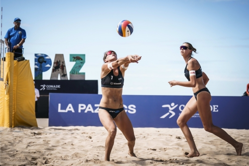 FOTO: Volleyball World. Nuss/Kloth (USA) vs Paulikiene/Raupelyte (LTU)