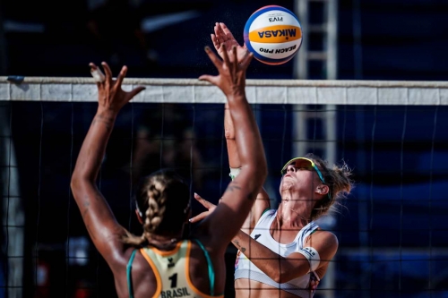 FOTO: Volleyball World. Paulikiene/Raupelyte (LTU) vs. Thamela/Victoria (BRA)