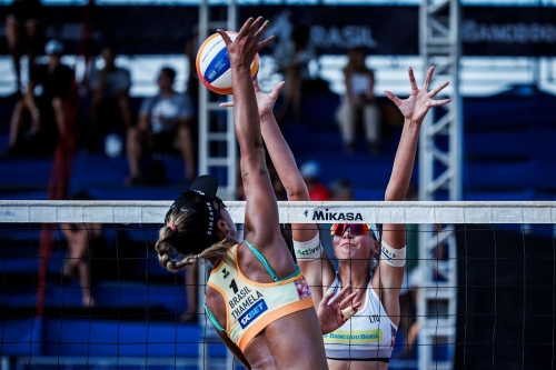 FOTO: Volleyball World. Paulikiene/Raupelyte (LTU) vs. Thamela/Victoria (BRA)