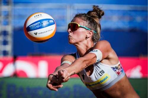 FOTO: Volleyball World. Paulikiene/Raupelyte (LTU) vs. Thamela/Victoria (BRA)