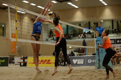 FOTO: CEV. Grudzinskaite G./Grudzinskaite R. (LTU) vs Paulikiene/Raupelyte (LTU)