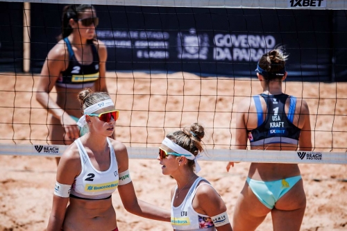 FOTO: Volleyball World. Paulikiene/Raupelyte (LTU) vs. Kraft/Denaburg (USA)