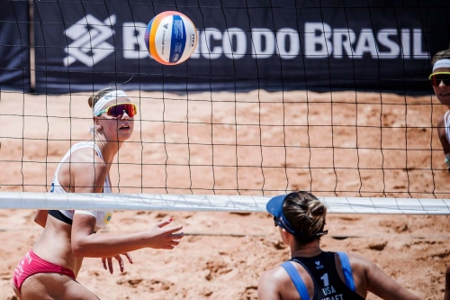 FOTO: Volleyball World. Paulikiene/Raupelyte (LTU) vs. Kraft/Denaburg (USA)
