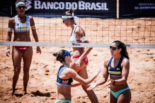 FOTO: Volleyball World. Paulikiene/Raupelyte (LTU) vs. Kraft/Denaburg (USA)