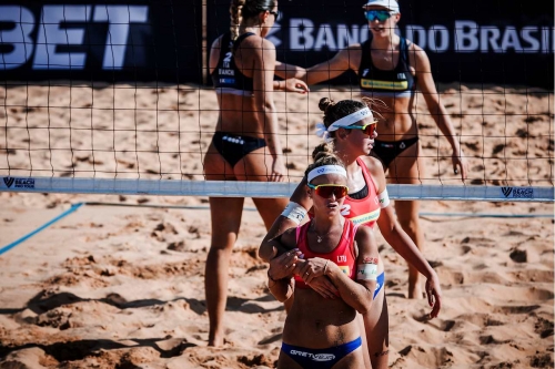 FOTO: Volleyball World. Paulikiene/Raupelyte (LTU) vs. Orsi Toth, R./Bianchi (ITA)